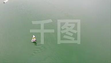 旅游风光游艇帆船摩托艇江河大景视频的预览图